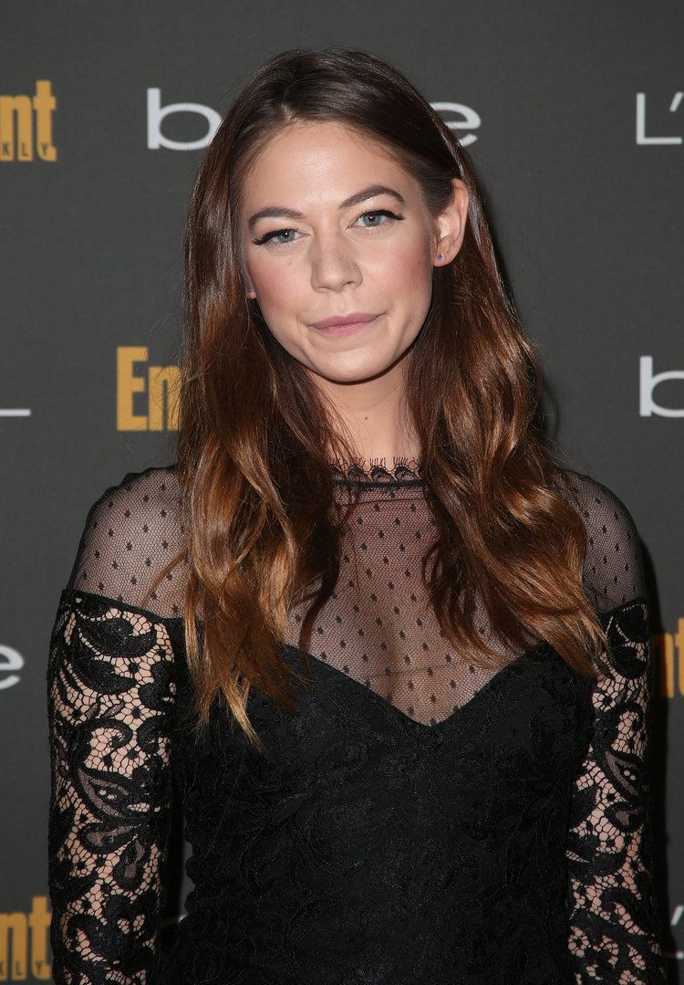 Analeigh Tipton Beachy waves and bold brows looked great on Analeigh