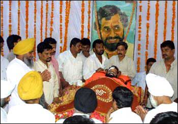 The members of Thane's Sikh community put a 'chudder' on Anand Dighe's body