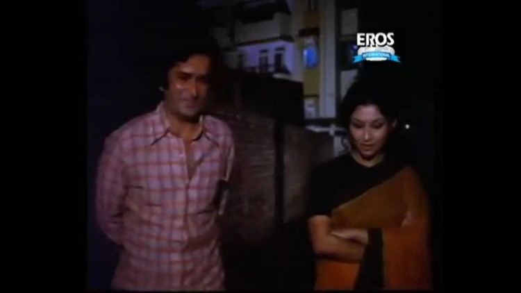 Anari (1975 film) Sharmila Tagore bumps into Shashi Kapoor Anari YouTube