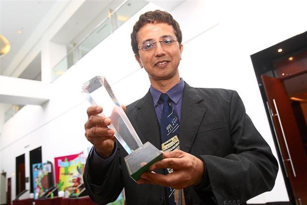 Anas Zubedy Anas Zubedy calls for unity after being given award Nation The