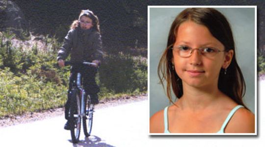 On the left, Engla Juncosa Höglund wearing eyeglasses and riding a bike. On the right, Engla Juncosa Höglund wearing eyeglasses and a blue top.