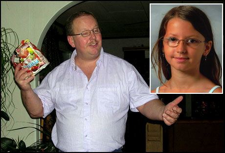 Picture of Anders Eklund wearing eyeglasses and a white polo shirt featuring Engla Juncosa Höglund wearing eyeglasses, a 10-year old girl murdered by Anders Eklund.