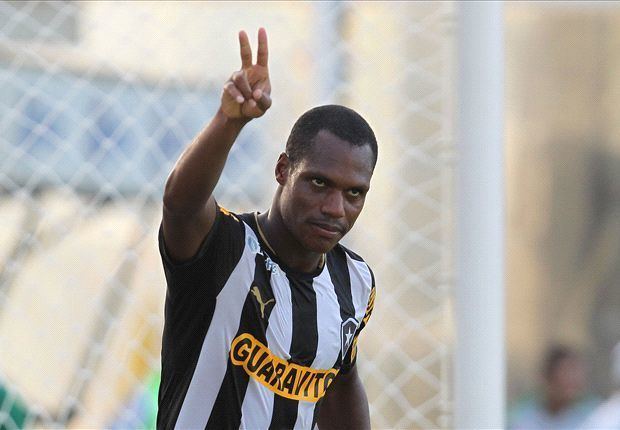 André Bahia Zagueiro Andr Bahia marca seu primeiro gol pelo Botafogo e garante