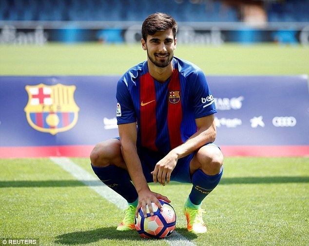 André Gomes Andre Gomes officially unveiled as a Barcelona player after 46m