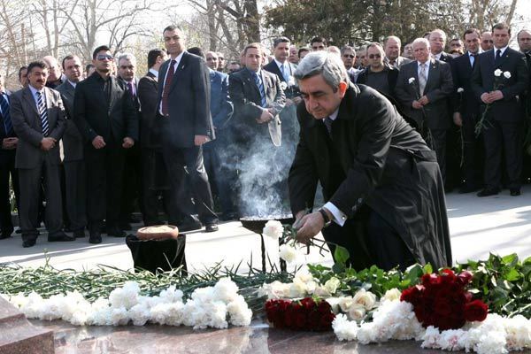 Andranik Margaryan President Sargsyan laid a wreath at the tomb of Andranik