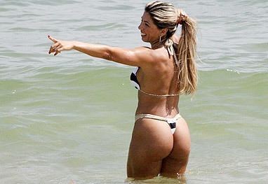 Andrea de Andrade Andra de Andrade mostra suas belas curvas na praia da