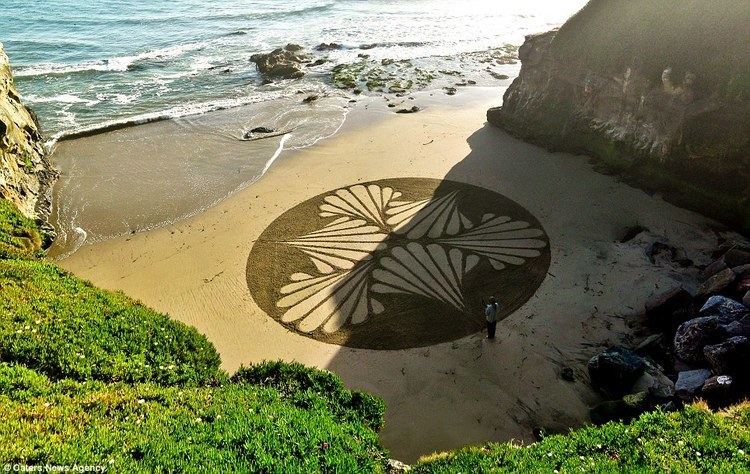 Andres Amador The amazing beach artist Andres Amador who starts every day with a