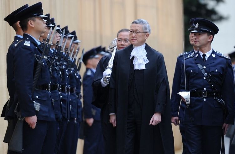 Andrew Li The Hon Andrew Li unveils the display of court dress at HKU Faculty