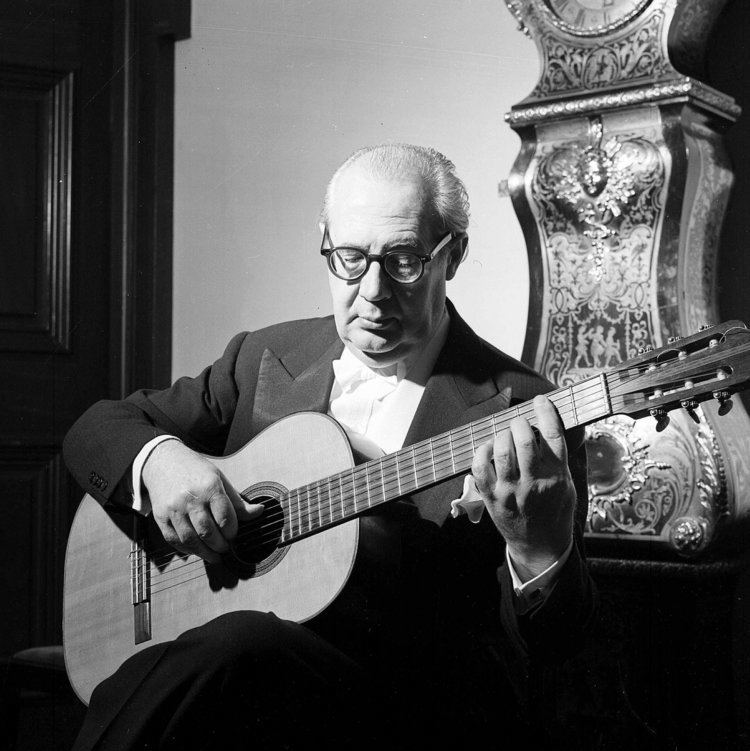 Andrés Segovia Andrs Segovia el ms grande concertista de guitarra espaola