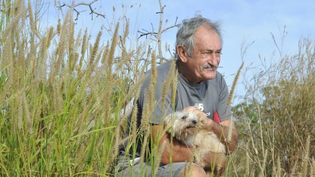 Former Detective Sergeant Les ‘Chappy’ Chapman, the one who arrested  Andy Albury, looking afar with his dog while wearing a gray t-shirt