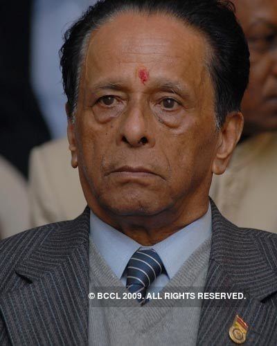 Anerood Jugnauth wearing black and gray striped coat, gray vest and blue long sleeves at his felicitation programme organised by Rotary Club of Nagpur North at Masonic Lodge