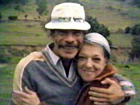 Angelines Fernández smiling with Ramon Valdes while hugging each other.