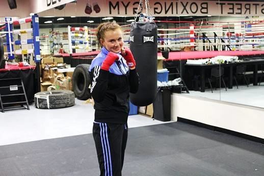 Anna Bogomazova WWE a semnat o luptatoare de kickboxing