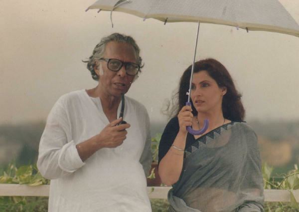 Antareen movie scenes Mrinal Sen during shooting at the old mansion where the other half of the film was shot The actor to the left is Satya Bandopadhyay