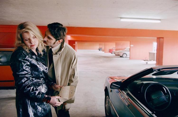 Andreas Patton talking to Petra Morzé at the parking lot in a movie scene from Antares (2004 film)