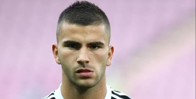 Anthony Lopes Anthony Lopes is a Portuguese footballer who plays for Lyon as a