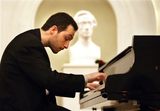 Antonio Pompa-Baldi Antonio PompaBaldi Takes On Beethoven Piano Concerto