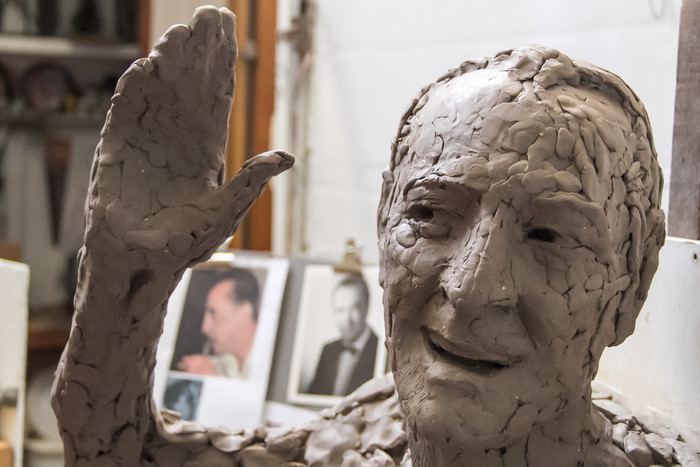 Antonio Pujía Sumaremos una escultura de Hugo del Carril a la Lnea A Noticias