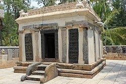 Arakeshvara Temple, Hole Alur httpsuploadwikimediaorgwikipediacommonsthu