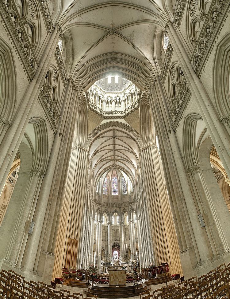 Architectural development of the eastern end of cathedrals in England and France