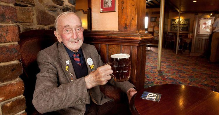 Arthur Reid (golfer) Arthur Reid 90 has drunk 30000 pints in the same pub for 72 YEARS