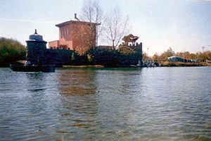 Artificial Lake Castle httpsuploadwikimediaorgwikipediacommonsthu