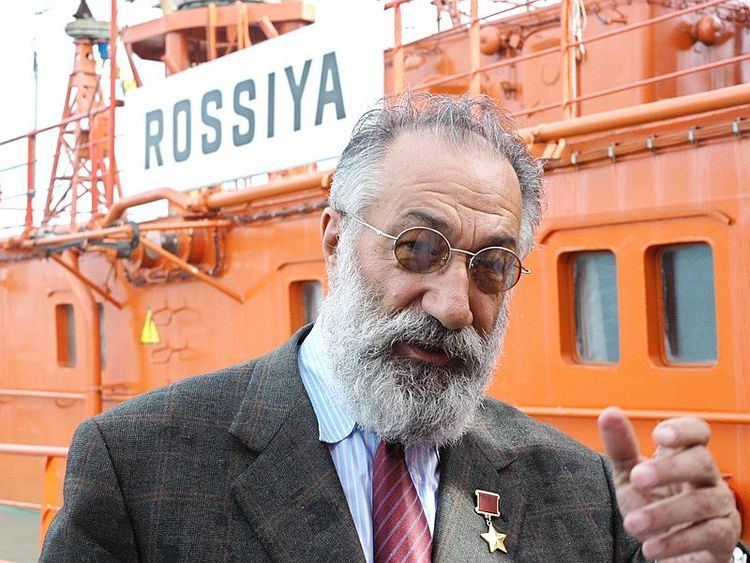 Artur Chilingarov Russian Explorers Plant Flag On North Pole Seabed