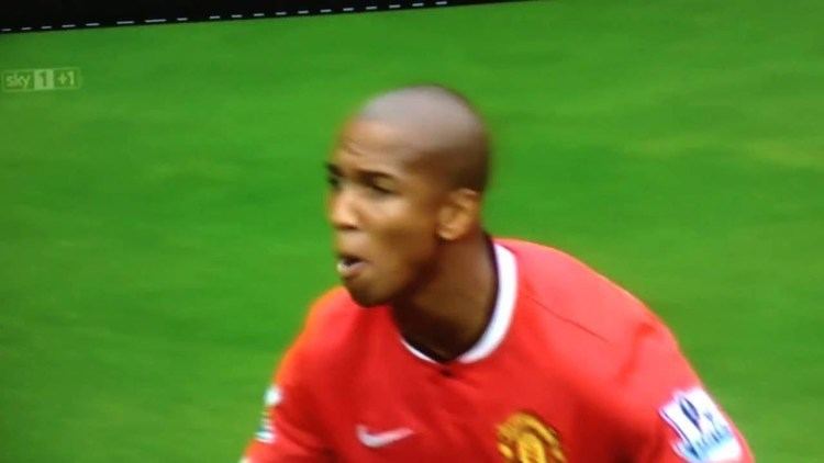 Ashley Young FOOTBALLER GETS BIRD POO IN HIS MOUTH YouTube