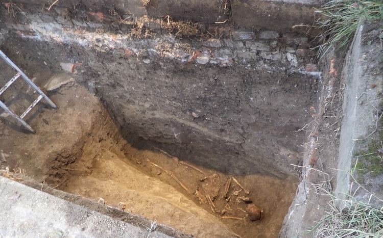 Atanasie Anghel FOTOVIDEO Deshumarea osemintelor fostului episcop Atanasie Anghel