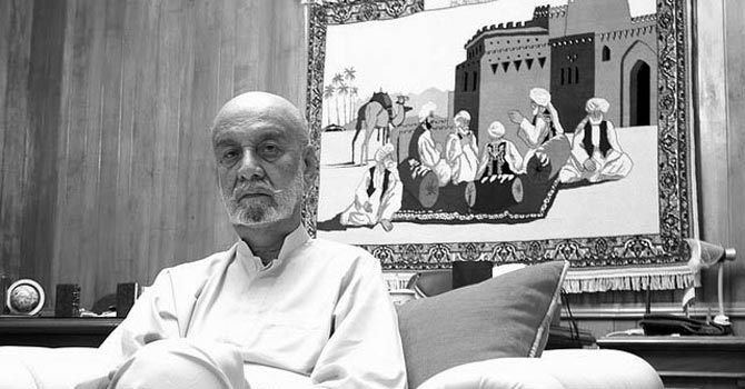 Sardar Ataullah Mengal sitting on the couch while wearing long sleeves