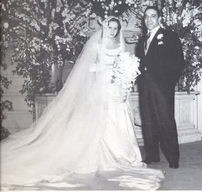 Athina Livanos smiling in a white gown and holding a bouquet of flowers during her wedding with Aristotle Onassis