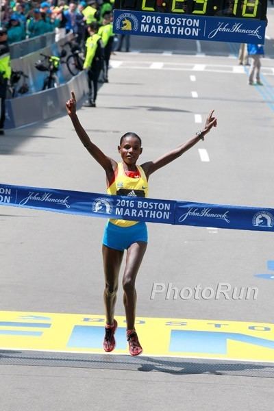 Atsede Baysa Ethiopian Atsede Baysa Comes From Behind To Win 2016 Boston Marathon