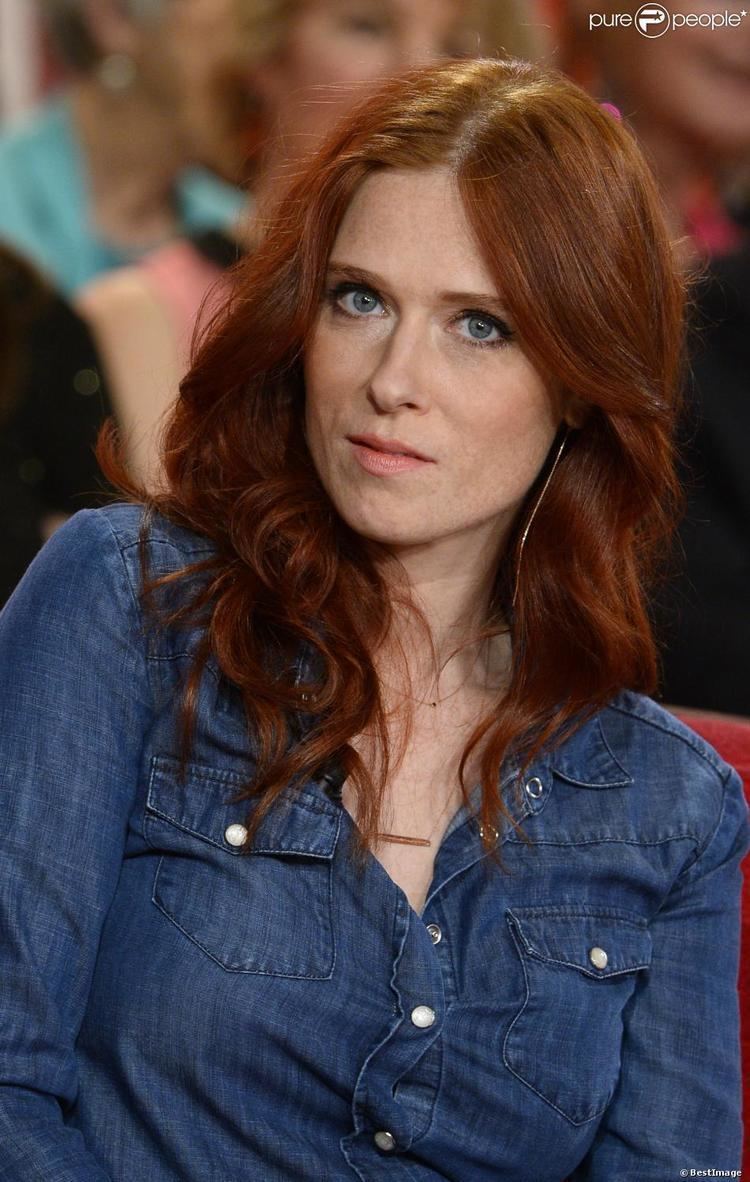 Audrey Fleurot while on the set of "Vivement dimanche" wearing a blue denim jacket and earrings