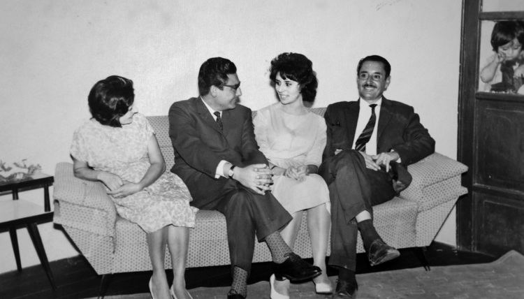 Augusta La Torre and Abimael Guzmán talking to each other with their parents, Delia Carrasco and Carlos La Torre.