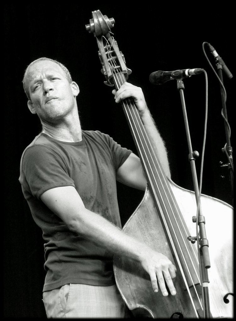 Avishai Cohen (bassist) httpsuploadwikimediaorgwikipediacommons11