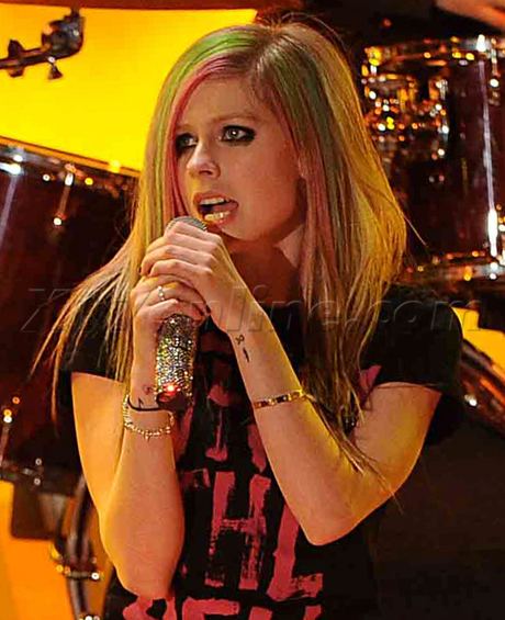 Avril (singer) Avril Lavigne Performs At Italian Song Festival X17