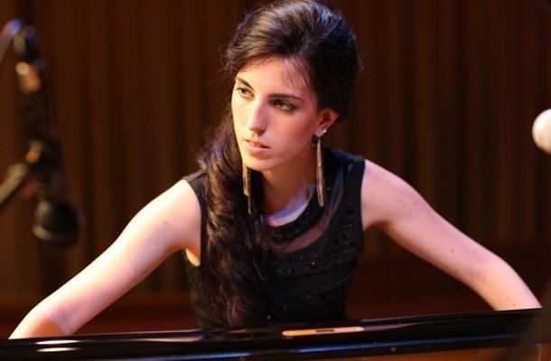 Ayşedeniz Gökçin Olaanst yetenekli Trk piyanist AyeDeniz Gkin Piano