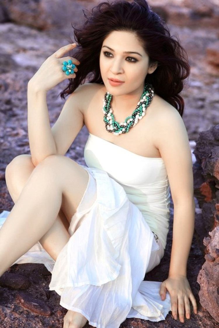 Ayesha Omer Profile and Beautiful Pictures of Pakistani Model and Actress Ayesha