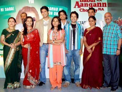 Aastha Chaudhary and Sidharth Shukla smiling together with the other cast of the 2008 Indian television series, Babul Ka Aangann Chootey Na