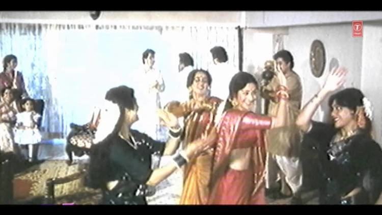 A couple of people dancing in a movie scene from the 1989 film Bade Ghar Ki Beti