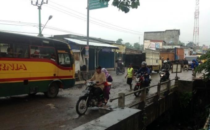 Balaraja Dishub Alihkan Kendaraan di Balaraja Tangerang Wartakota