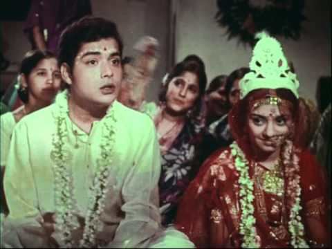 Sachin wearing white long sleeves while Rajni Sharma wearing a crown and red dress in a scene from Balika Badhu (1976 film)