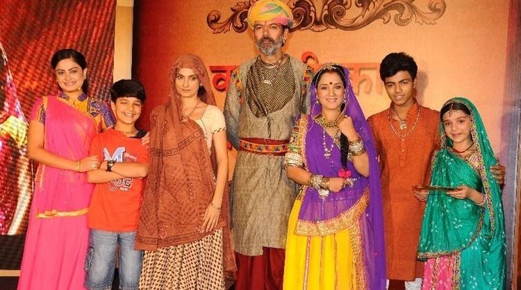 Toral Rasputra, Avinash Mukherjee, and Gracy Goswami smiling together with the other cast of the 2008 Indian soap opera, Balika Vadhu