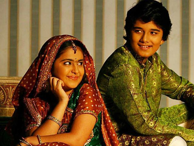 Avika Gor smiling while looking at Avinash Mukherjee and wearing a brown veil, brown dress, and bracelet in the 2008 soap opera, Balika Vadhu