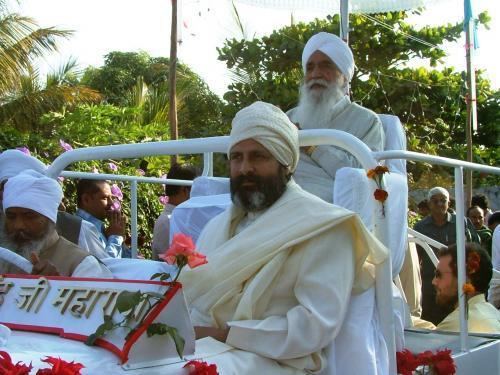 Baljit Singh (Sant Mat) with Sant Thankar Singh both wearing a white shirt while sitting in an open vehicle