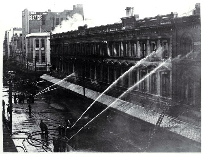 Ballantyne's fire Firemen dampening down Ballantyne39s building Christchurch 1947