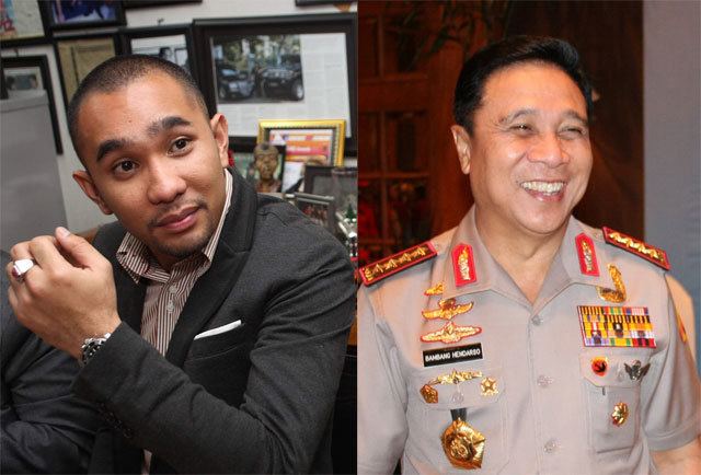 On the left side is Enji wearing black coat and striped long sleeves and on the right is Bambang Hendarso Danuri in his police uniform