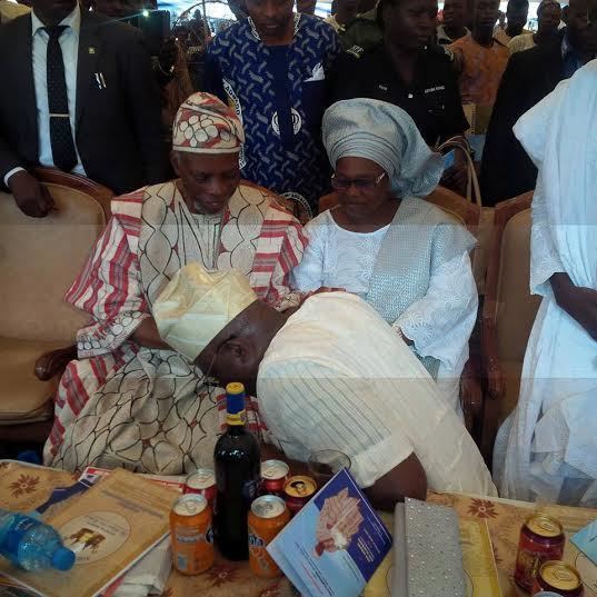 Bamidele Olumilua Fayose Kneels Before Bamidele Olumilua A Former Ondo State Governor