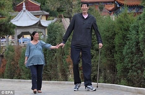 Bao Xishun Double joy for world39s tallest man as he regains his title