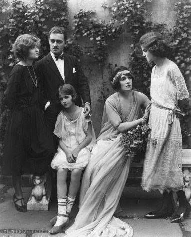 Barbara Bennett Little Joan Bennett with her sisters Constance and Barbara Bennett